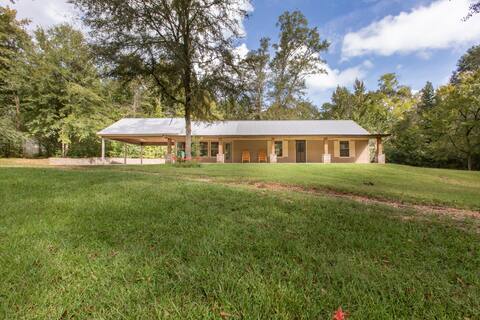 Glamping-Style Cabin on 21 acres *all to yourself*