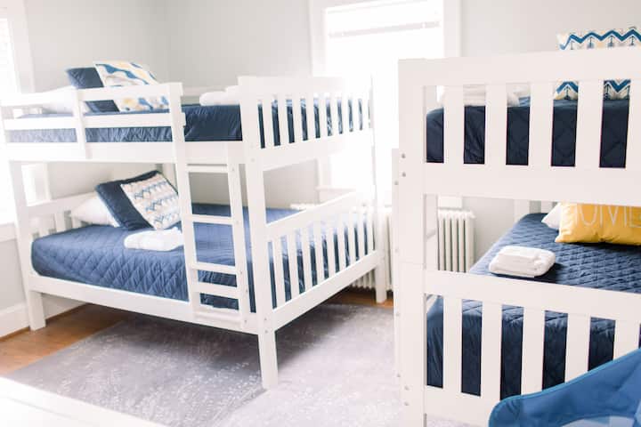 La chambre avec lits superposés peut accueillir six personnes avec un lit superposé complet et des lits jumeaux.