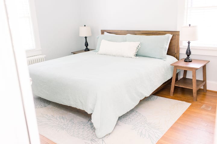 La chambre principale comprend un lit King Size et une salle de bain attenante avec vue sur l'eau.