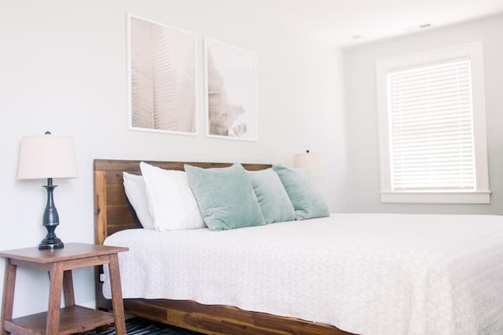 La deuxième chambre dispose d'un lit King Size et d'une vue sur la baie depuis les deux fenêtres.