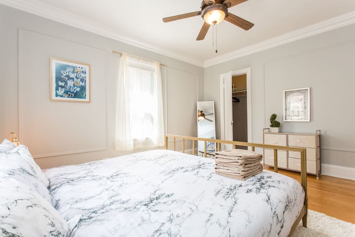 La habitación cuenta con un armario espacioso, un espejo de pie y una cómoda