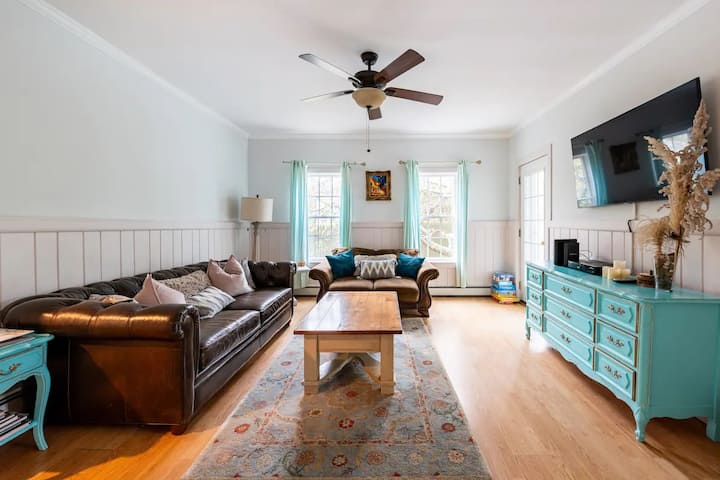 Greenport Village Cottage W/ 4 Bedrooms - Greenport, NY