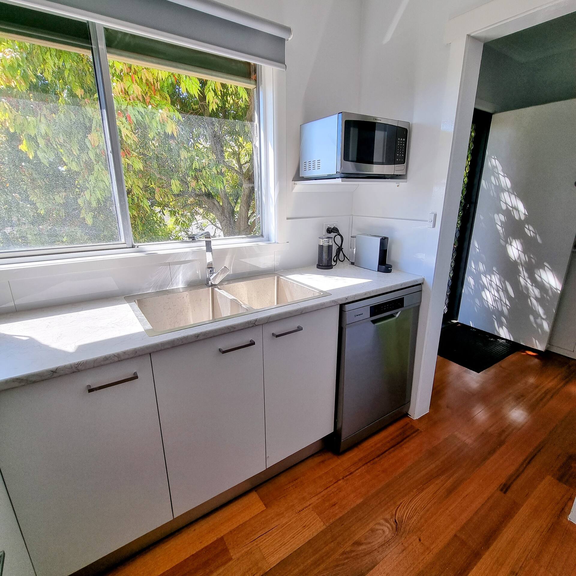 Stunning Bay Views | Dromana Getaway with AC, Balcony & 500Mbps Fibre Wi-Fi — photo 5