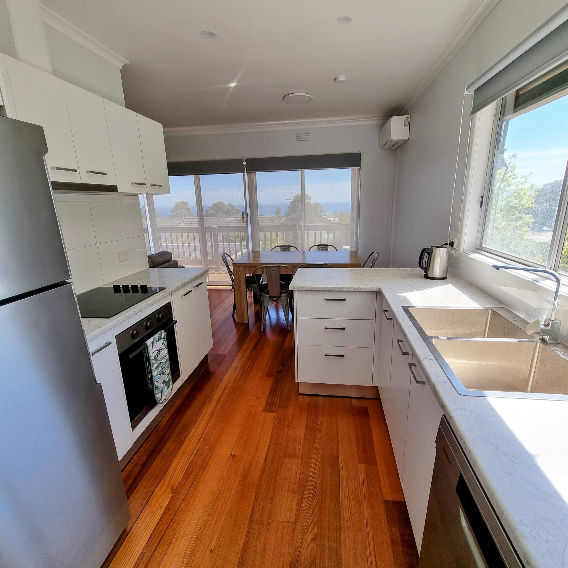 Stunning Bay Views | Dromana Getaway with AC, Balcony & 500Mbps Fibre Wi-Fi — photo 3