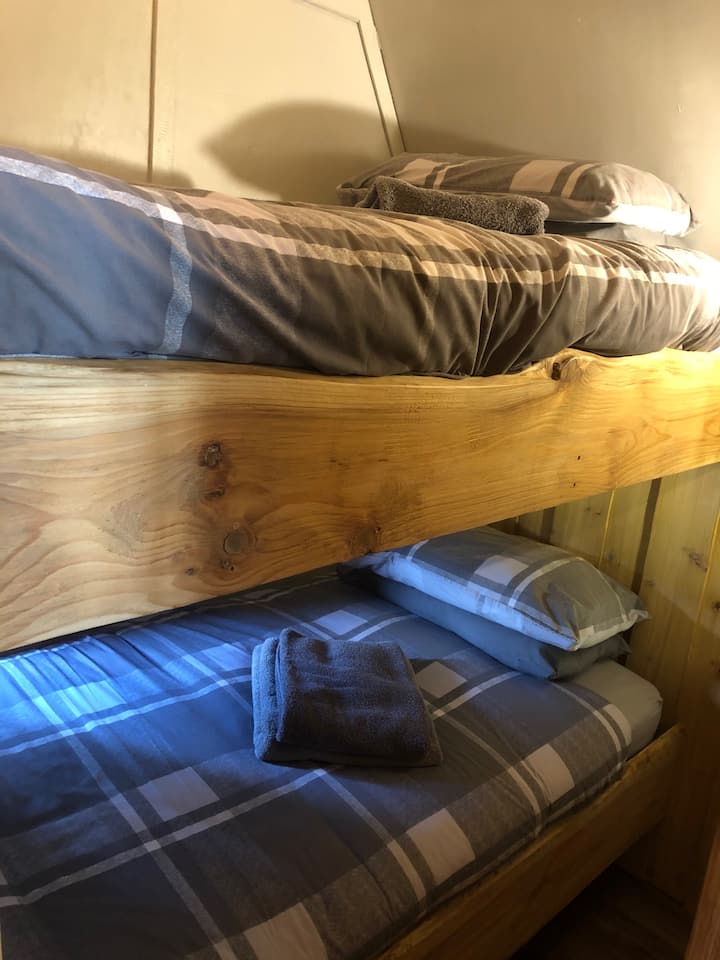 Vitanda vya ghorofa ya nyuma