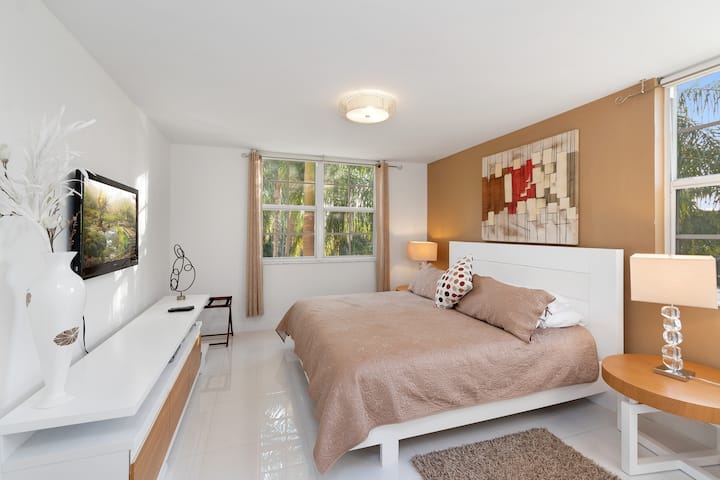 主卧配备加大双人床和平板电视