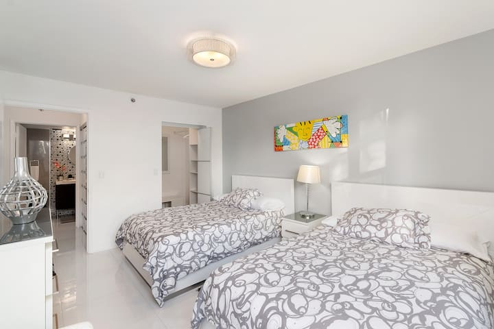 第二间卧室配备2张双人床和步入式衣橱