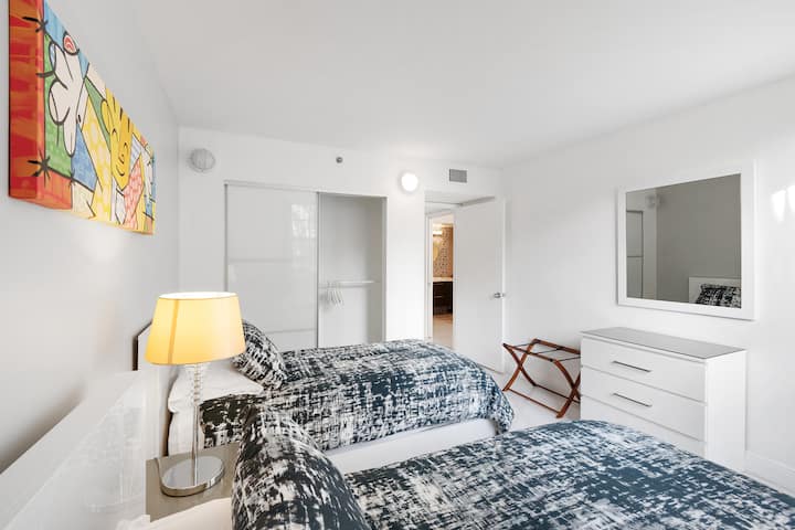 第三间卧室， 2张双床客房和衣柜