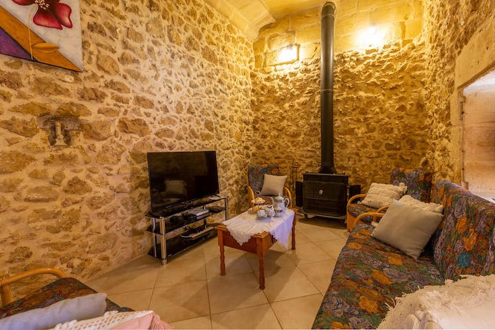 Quaint, Charming 3 Bedroom Farmhouse With Pool - Malta