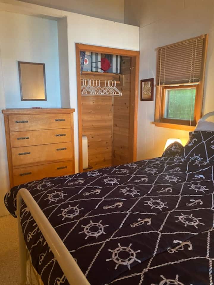 חדר שינה ראשי עם מיטה זוגית