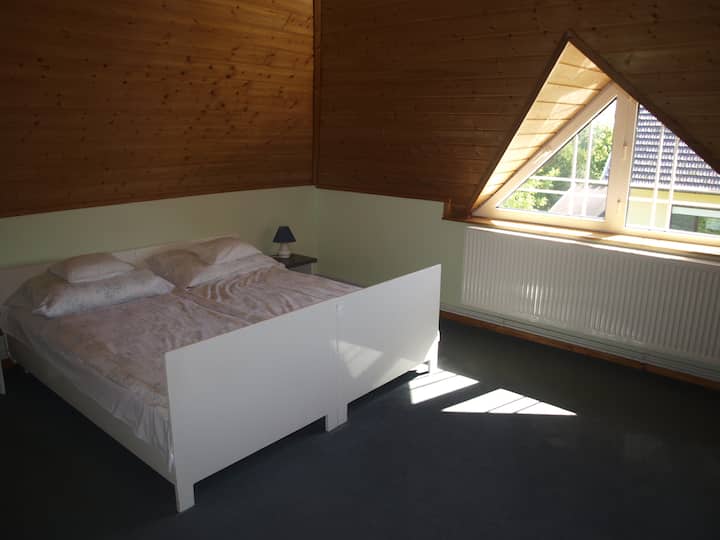 (Harmonie 4)
We hebben het tapijt in de vloer veranderd, (zie Harmony 3 en 2) Dit bed is ook nieuw voor twee.