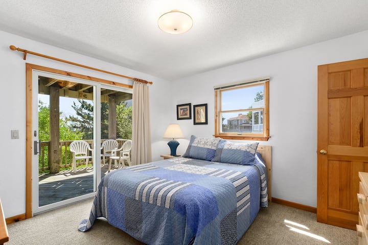 Turtle Queen bedroom with Jack & Jill bath