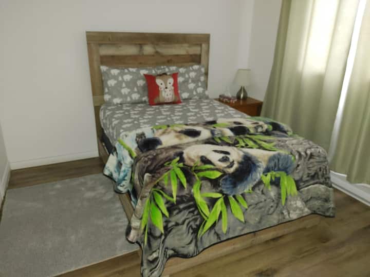 الغرفة الخضراء، مع زخارف دب الباندا الجميلة، وتطل على النهر المتدفق في الفناء الخلفي.