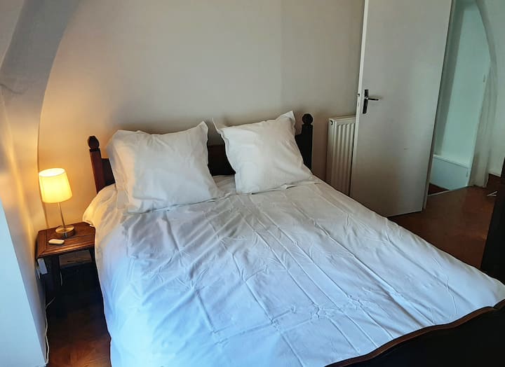 غرفة نوم بسرير مزدوج