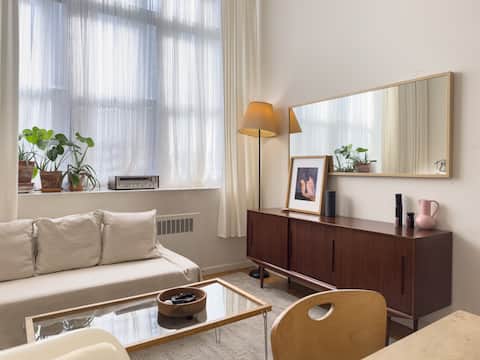 Successful Airbnb property: unique artist's apartment in Manhattan in Lower East Side