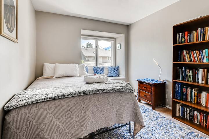 חדר שינה למעלה עם מיטת קווין סייז ומושב חלון