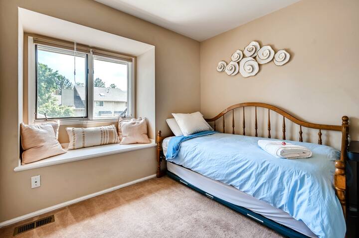 חדר שינה למעלה עם מיטת יחיד וטראנדל. נוף להרים ממושב החלון