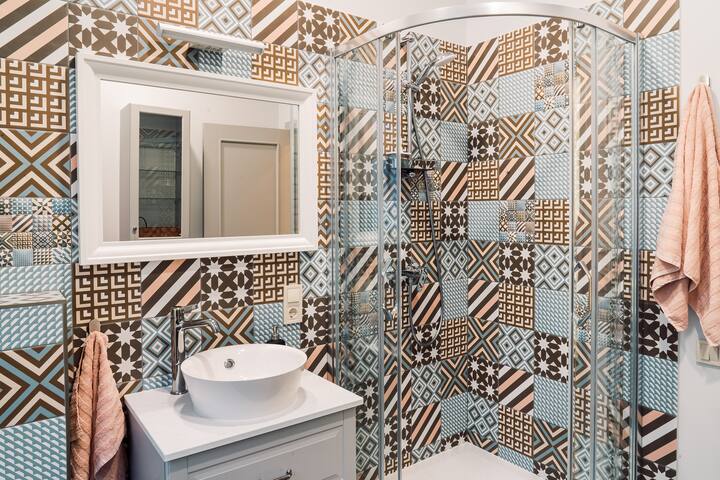 Morrison Apt/15 guests/7 BD/Self Check-In/Old Town gallery image 5