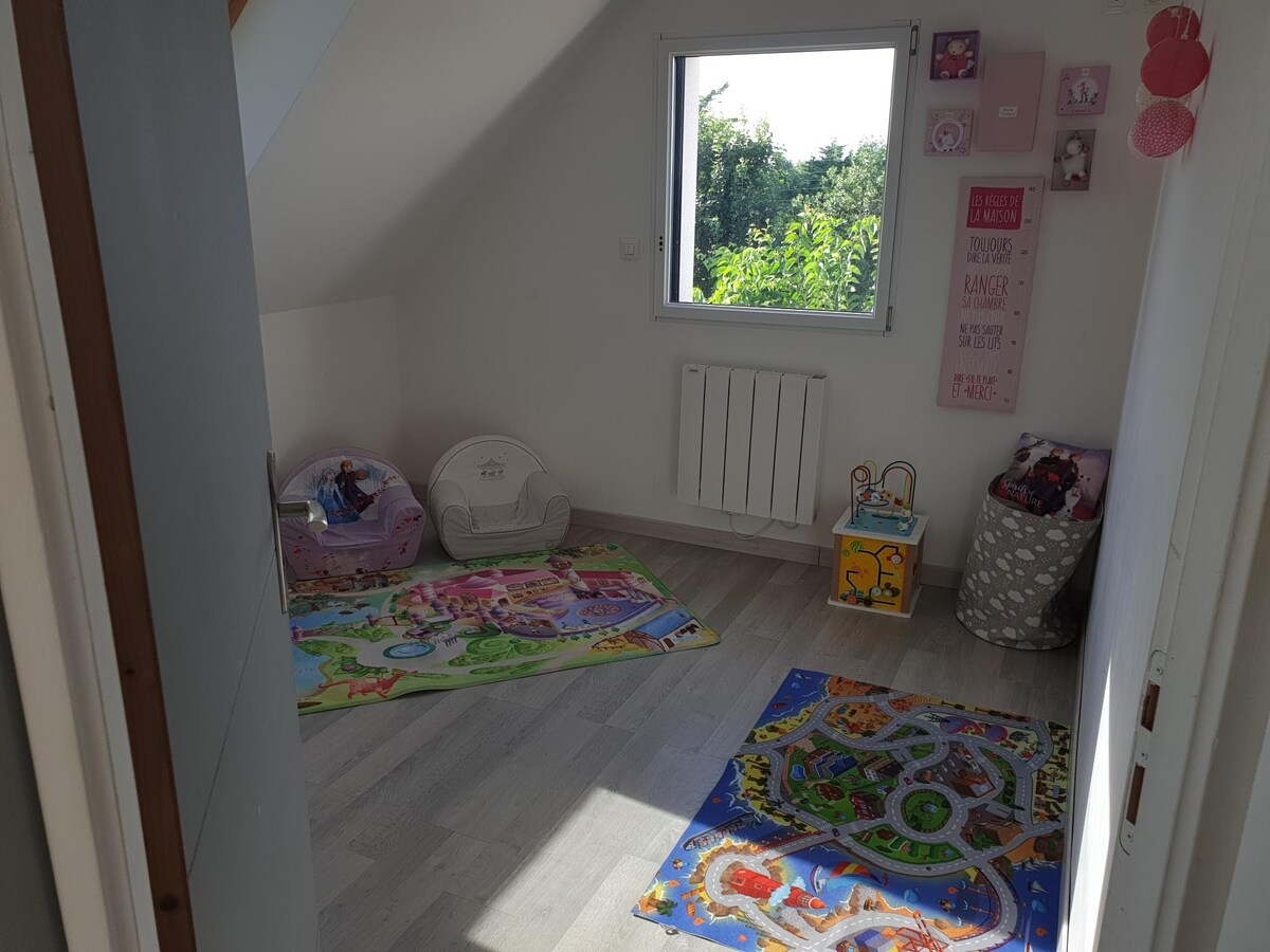 ห้องนอน 4: ในห้องนอนที่ 3 นี้ชั้นบนมีเตียงเด็กเดี่ยว + สามารถวางเตียงเด็กอ่อนได้ (ตามคำขอ) เตียงเด็กตั้งแต่ (190x90) การตกแต่งไม่เหมือนในรูปอีกต่อไป