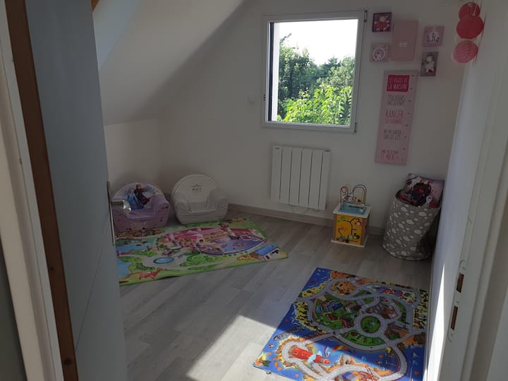 Спалня 4: В тази трета спалня на горния етаж има единично детско легло + възможност за поставяне на бебешко легло paraplui (при заявка). Детско легло (190x90). Декорът вече не е точно като на снимката.