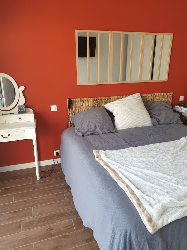 Спалня 1, основната спалня на приземния етаж, която има самостоятелна баня с душ кабина и съблекалня. Има директен достъп до терасата! Хубаво е за закуска на терасата веднага щом се събудите!