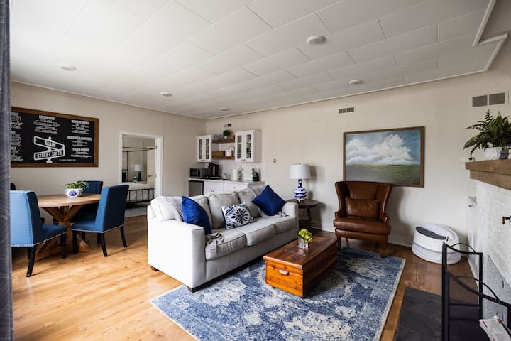 เมื่อเข้ามาคุณจะพบที่นั่งและพื้นที่ครัวขนาดเล็ก