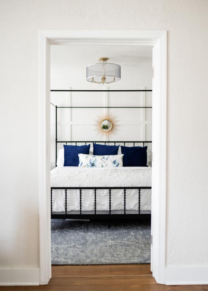 ทางเข้าห้องนอนคิงไซส์อยู่ระหว่างโต๊ะรับประทานอาหารและห้องครัวขนาดเล็ก