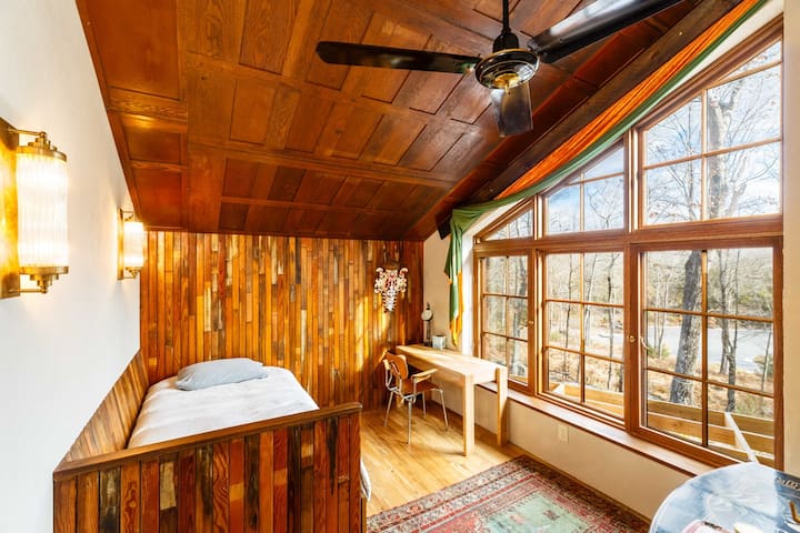 Guest room 2 with 2 singe beds (one of them a pull out trolley).