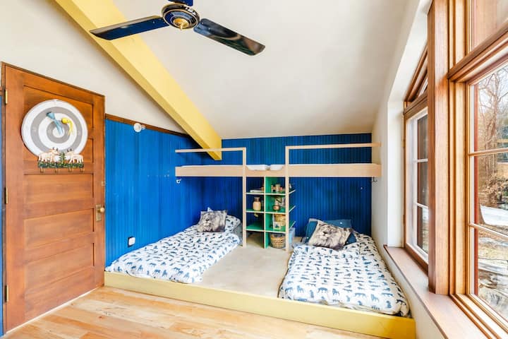 Kids' room (with 2 regular beds plus 2 rather small bunk beds).