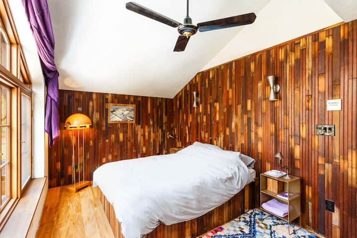 Guest room 1 with queen bed