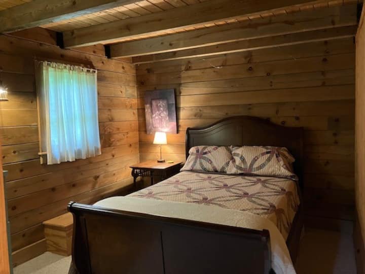 საძინებელი (queen‑size საწოლი) მე‑2 სართულზე