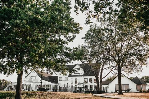 White Oak Lodge -Texas Sized Pool & 24 acre B&B