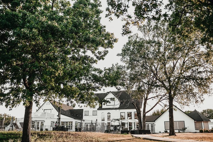 White Oak Lodge-texas Sized Pool & 24 Acre B&b - Texas