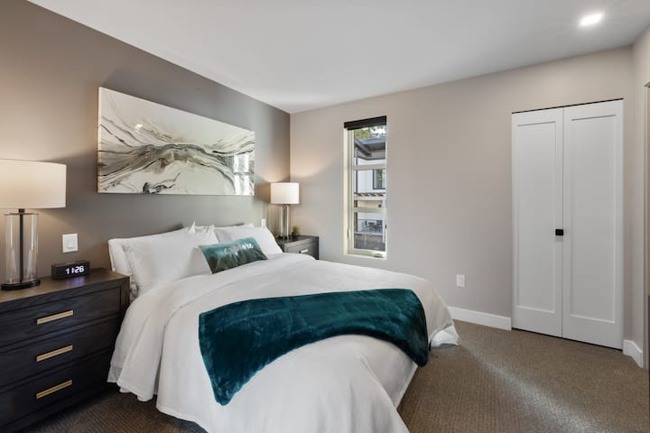 Second bedroom with a Queen size bed