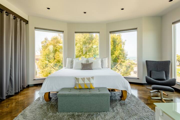 Marina Waterfront Home gallery image 3