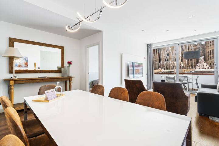 Stunning 4-bedroom apt with Sagrada Familia views gallery image 5