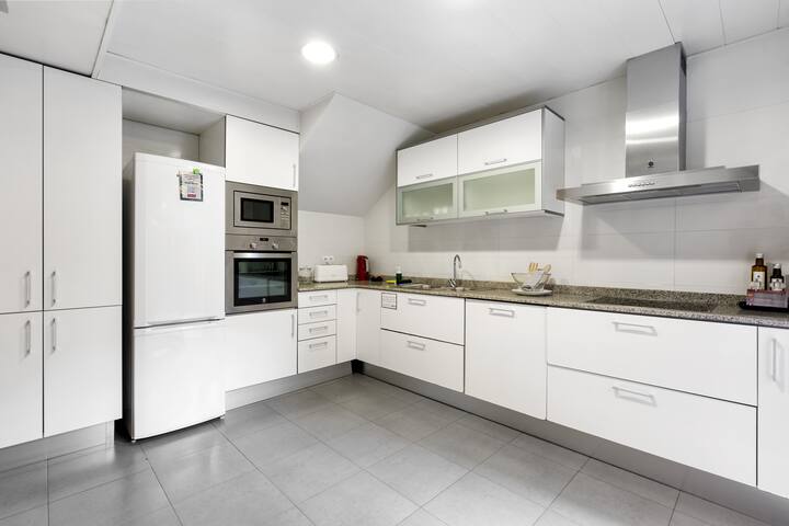 Spacious 4 Bedroom Duplex Apartment in Gracia gallery image 4