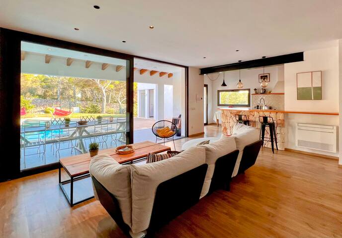 Stylish & Peaceful Living, Beach 10 Min Walk gallery image 4