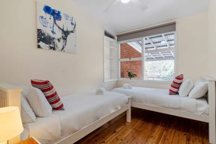 Chumba cha 3 cha kulala chenye vitanda 2 vya mtu mmoja. Chumba hiki pia ni cha kujitegemea sana na kina mwonekano wa bustani. Una uhakika utakutana na maisha mazuri ya ndege!!