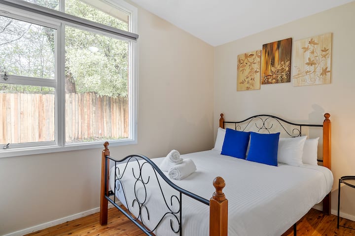 Huenda usitake kutoka kwenye kitanda chenye starehe chenye mwonekano mzuri wa bustani!! 