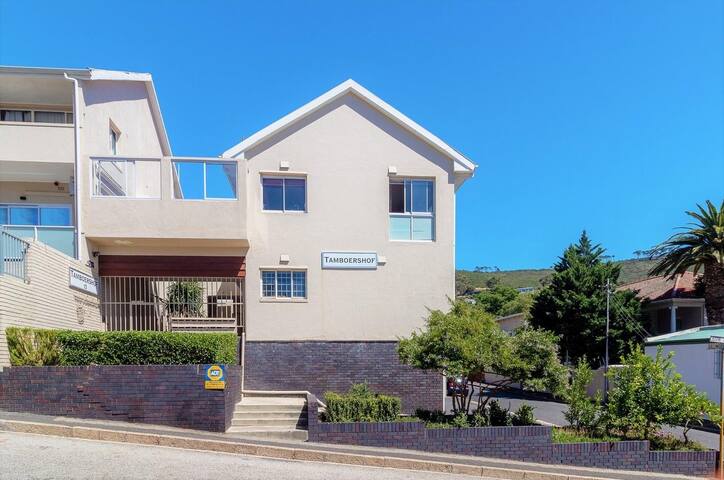 Lovely 2 Bedroom with secure parking gallery image 3