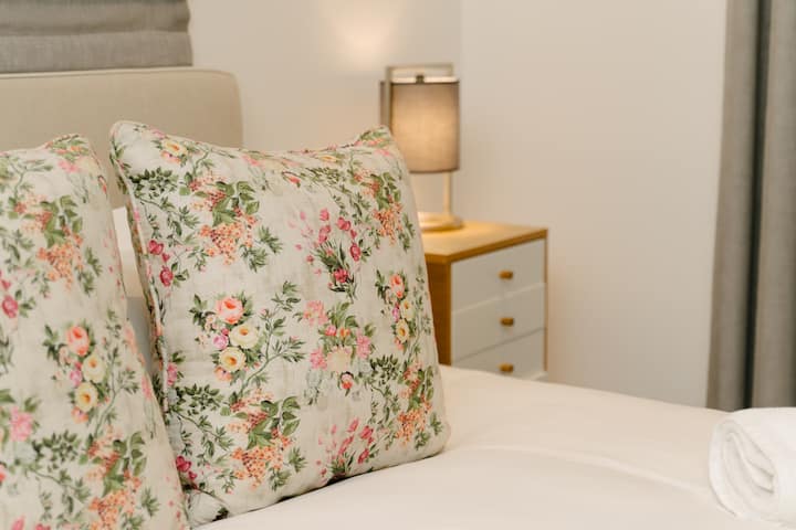 Kamar tidur utama tempat tidur king size bed.