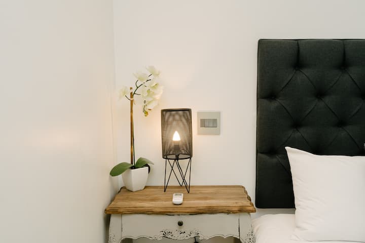 Meja samping 3 kamar tidur.