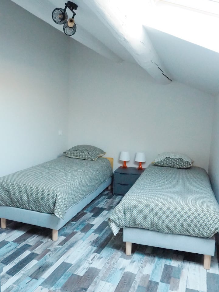 Bedroom 2 with two single beds  (80*200)