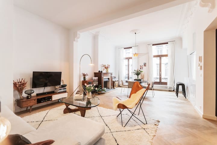 Traditional chic high ceilings apt w Aircos/Garage