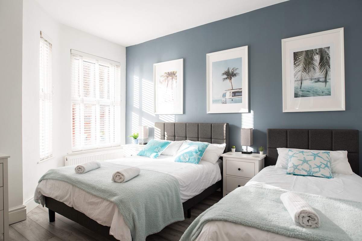 Double bed + single bed, en-suite bathroom, wardrobe with full length mirror