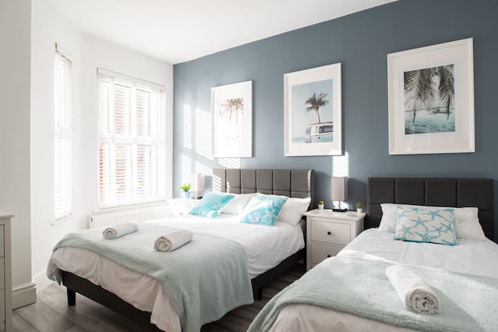 Double bed + single bed, en-suite bathroom, wardrobe with full length mirror