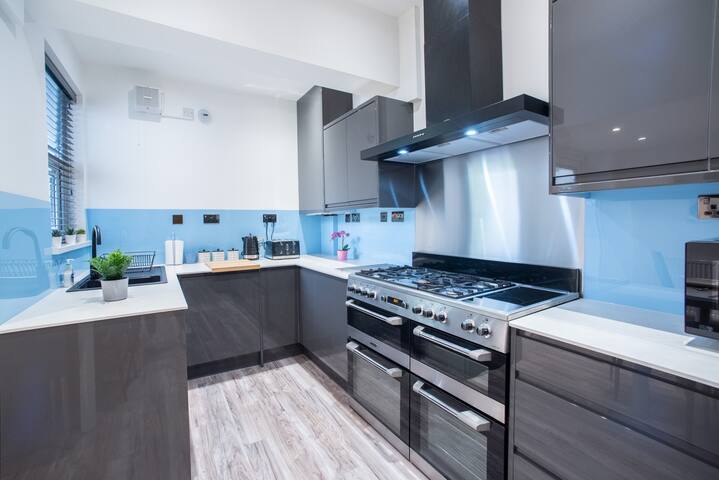 8 Bed, sleeps 10, 3 Bath house, 5 Mins Manc Centre gallery image 2