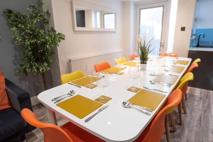 8 Bed, sleeps 10, 3 Bath house, 5 Mins Manc Centre gallery image 3