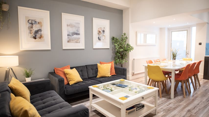 8 Bed, sleeps 10, 3Bath house, over 300 5* reviews